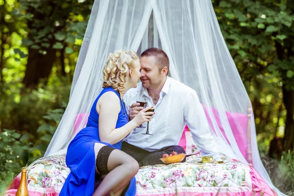 Una pareja en la cama en el prado — Foto de Stock