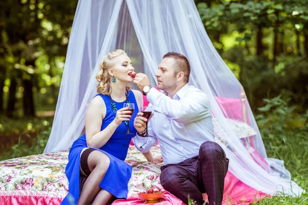 Un couple sur le lit dans la prairie — Photo