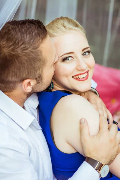 Un couple sur le lit dans la prairie — Photo