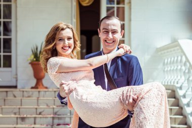 onun kollarında Holding gelin damat