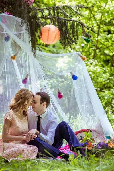 Casal alegre no prado — Fotografia de Stock