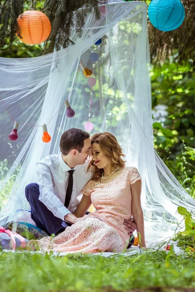 Casal alegre no prado — Fotografia de Stock