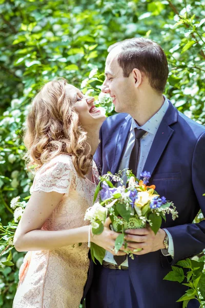 Casal alegre no prado — Fotografia de Stock