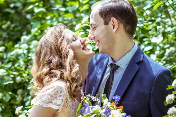 Casal alegre no prado — Fotografia de Stock