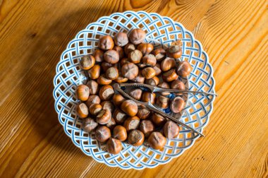 Fındık kadar kapatın. Plaka ahşap arka plan üzerinde taze organik fındık