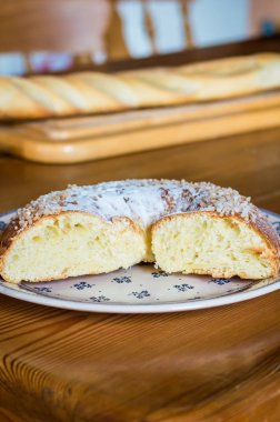 Börek ekmek ahşap bir masa üzerinde beyaz bir tabak içinde kapatın. Baget bulanık arka plan gibi