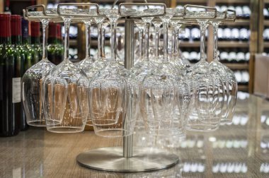 bir şarap deposunda baş aşağı asılı boş şarap bardakları kapatın. Fransa