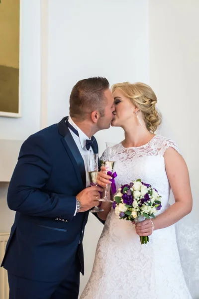 Loving couple in the registry office — Stock Photo, Image