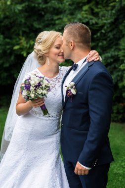 Gelin ve damat parkta