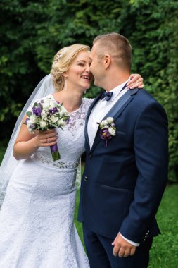 Gelin ve damat parkta