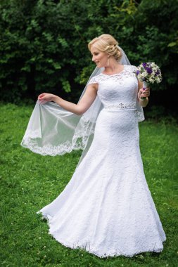 Gelin düğün gününde poz