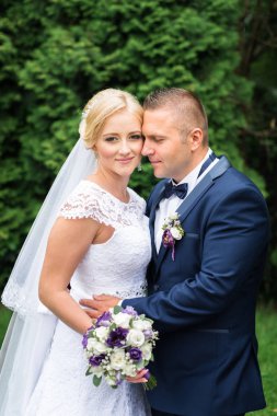 Gelin ve damat parkta