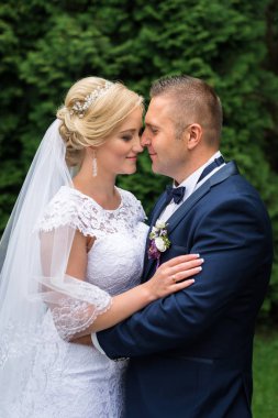 Gelin ve damat parkta