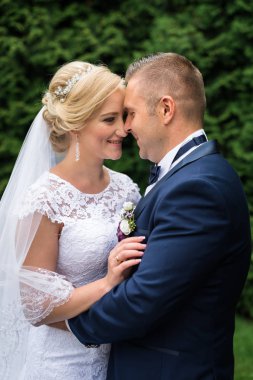 Gelin ve damat parkta