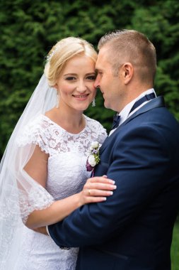 Gelin ve damat parkta