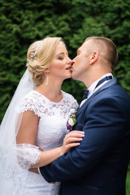 Gelin ve damat parkta