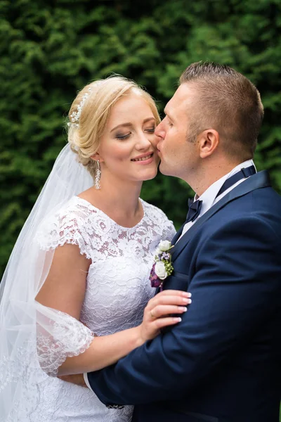 Mariée et marié dans le parc — Photo