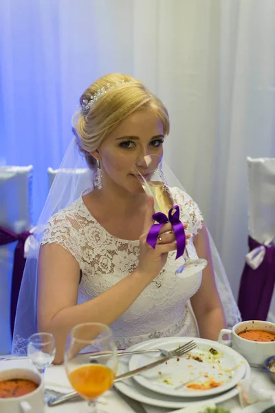 Die glückliche Braut mit Champagner — Stockfoto
