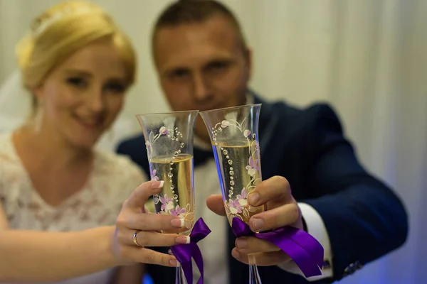 Marié tenant des verres de champagne — Photo
