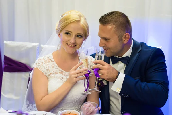 Невеста и жених держат бокалы шампанского — стоковое фото