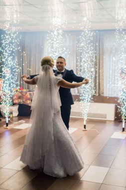 Mutlu gelin ve damat bir harika ışık ve atmosferi ile zarif restoranda beyaz duman ile kendi düğün dans