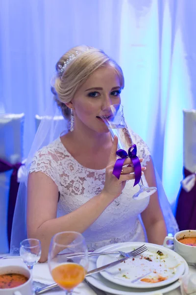 La mariée heureuse avec du champagne — Photo