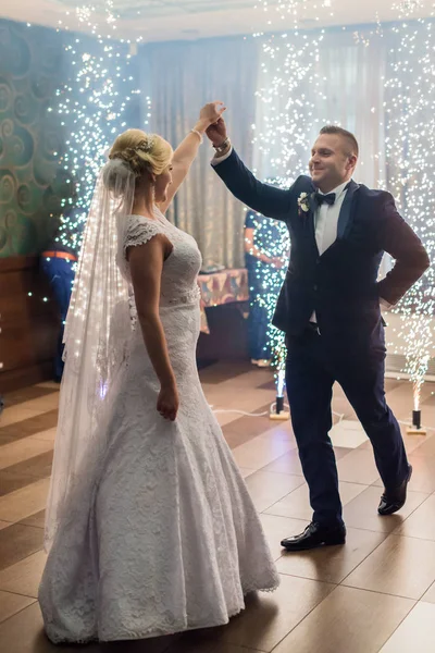 Joyeux Mariés Dansant Sur Propre Mariage Avec Fumée Blanche Dans — Photo