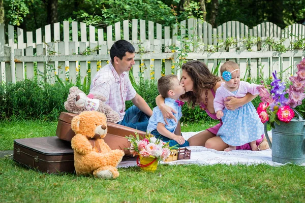 Un couple assis avec les enfants — Photo