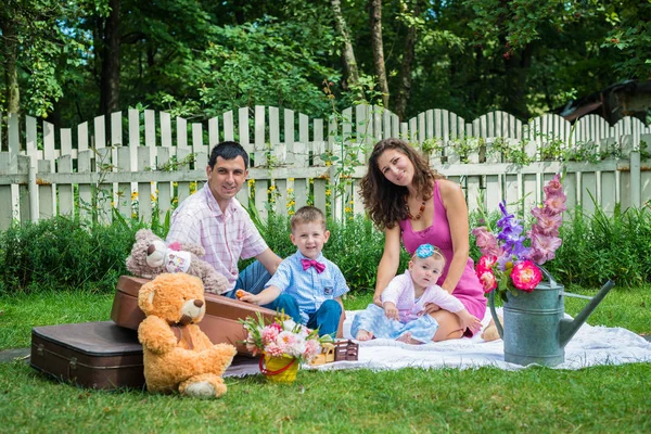 Un couple assis avec les enfants — Photo