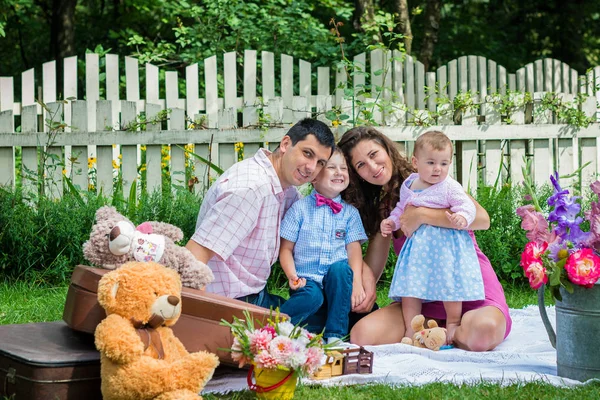 Un couple assis avec les enfants — Photo