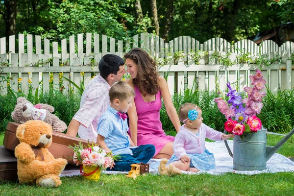 Un couple assis avec les enfants — Photo