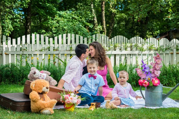 Una coppia seduta con i bambini — Foto Stock