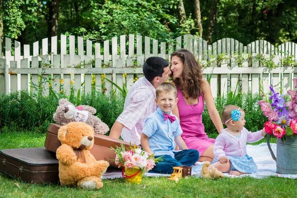 Um casal sentado com as crianças — Fotografia de Stock