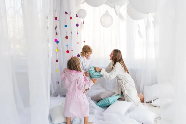 Mujer y niños en la cama — Foto de Stock