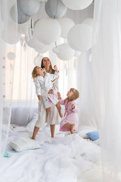 Mujer y niños en la cama — Foto de Stock