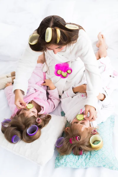 Mujer y niños en la cama — Foto de Stock