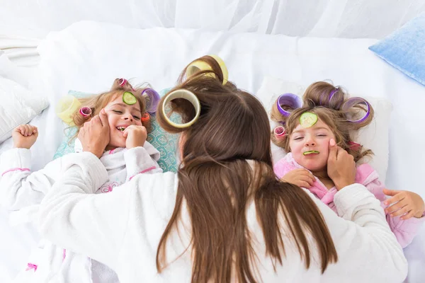 Mujer y niños en la cama — Foto de Stock