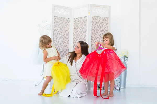 Mujer y niños en el dormitorio — Foto de Stock