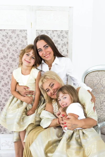 Grand-mère, mère et filles — Photo