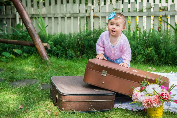 Menina em mala de viagem — Fotografia de Stock