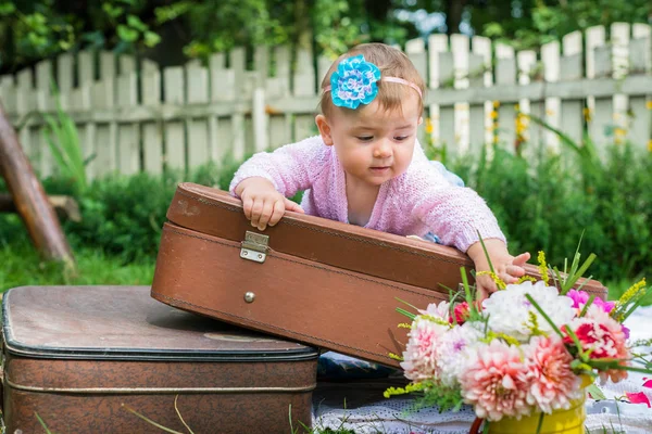Μικρό κορίτσι σε βαλίτσα — Φωτογραφία Αρχείου