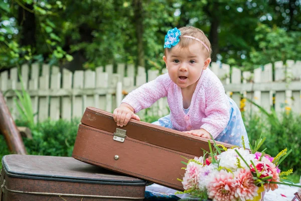 Niña en la maleta —  Fotos de Stock