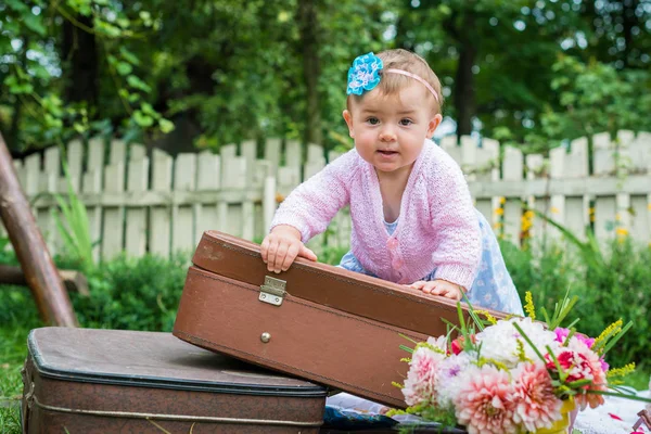 Kislány a bőrönd — Stock Fotó