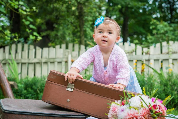 Kislány a bőrönd — Stock Fotó