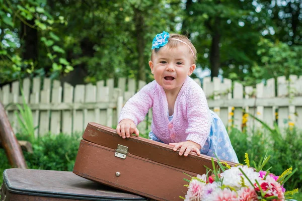 Μικρό κορίτσι σε βαλίτσα — Φωτογραφία Αρχείου