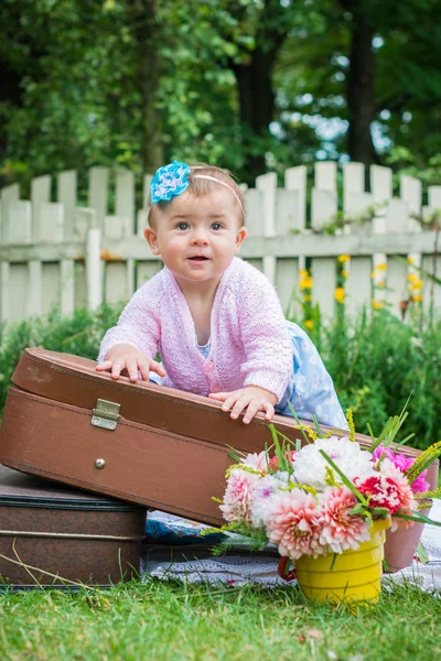 Niña en la maleta —  Fotos de Stock