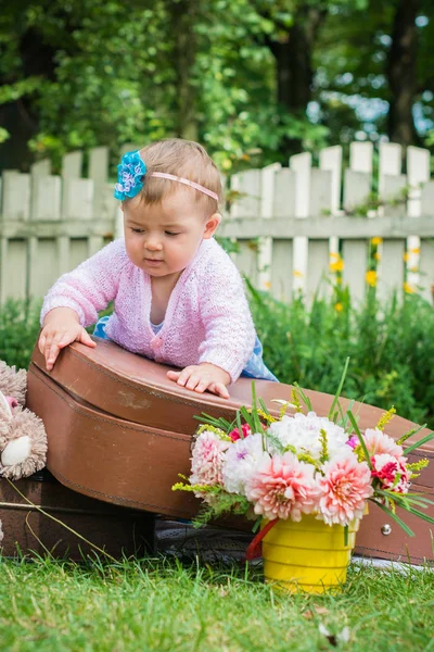 Niña en la maleta —  Fotos de Stock