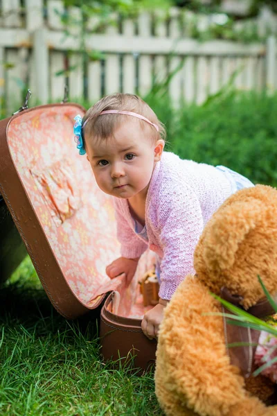 Bebé niña en maleta —  Fotos de Stock