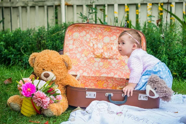 Bebé niña en maleta —  Fotos de Stock