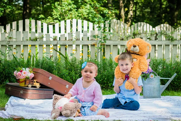 Chica y un niño en el jardín —  Fotos de Stock